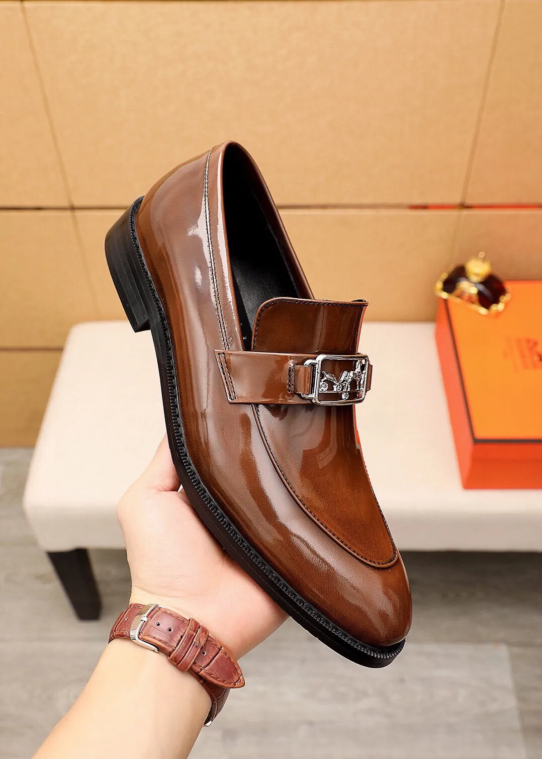 Men's shoes 💰480 💐 Product trademark: HERMES "Hermès" casual leather shoes Regular size: 38-44 (45🉑️customized) Product materials: Selected imported first-layer open-edge beaded cowhide upper + classic hardware buckle, imported water-dyed 🐂 cowhide lining. Strong three-dimensional visual effect, non-slip and wear-resistant combination outsole Color: 2⃣️colors available